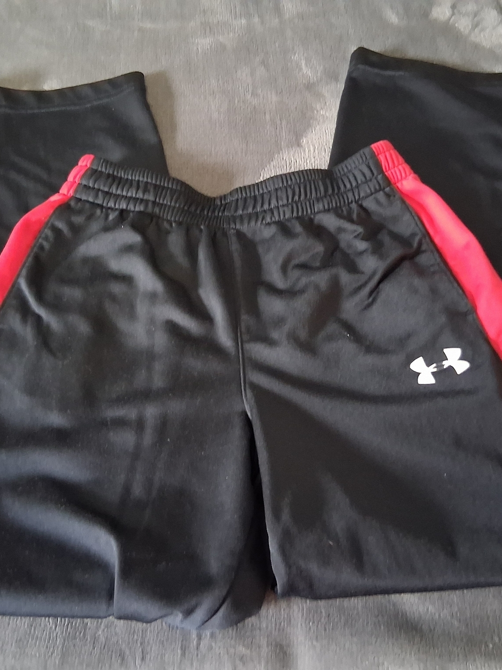 Under Armour Boys Black Sweatpants with Red Side Panels Logo print Youth L